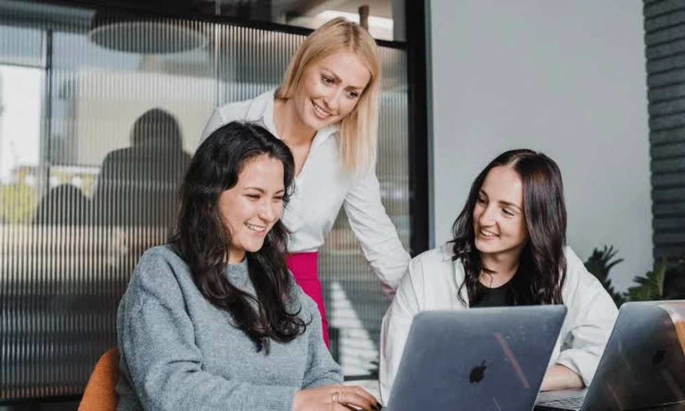 How does a startup design agency communicate with founders?